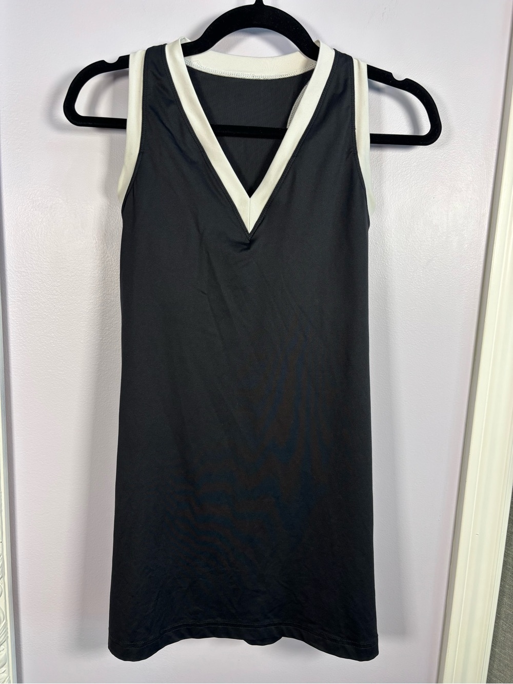 lululemon athletica Black Sleeveless V-Neck Sporty Dress with White Trim Size 8